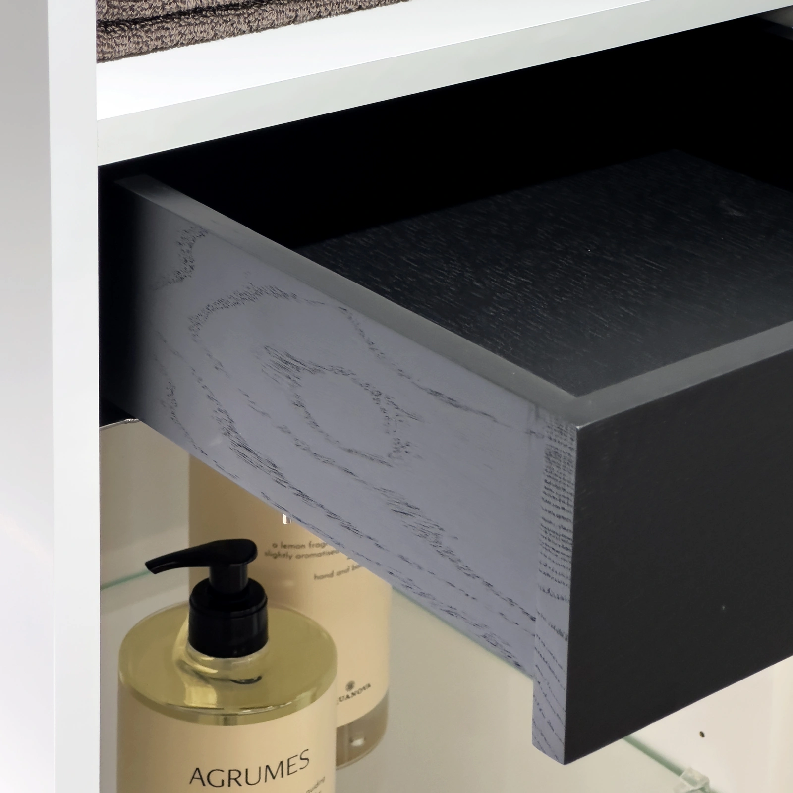 Piekaramais augstais skapis ar masīva ozola rokturiem un iekšējo atvilktni, AMBER black stained oak