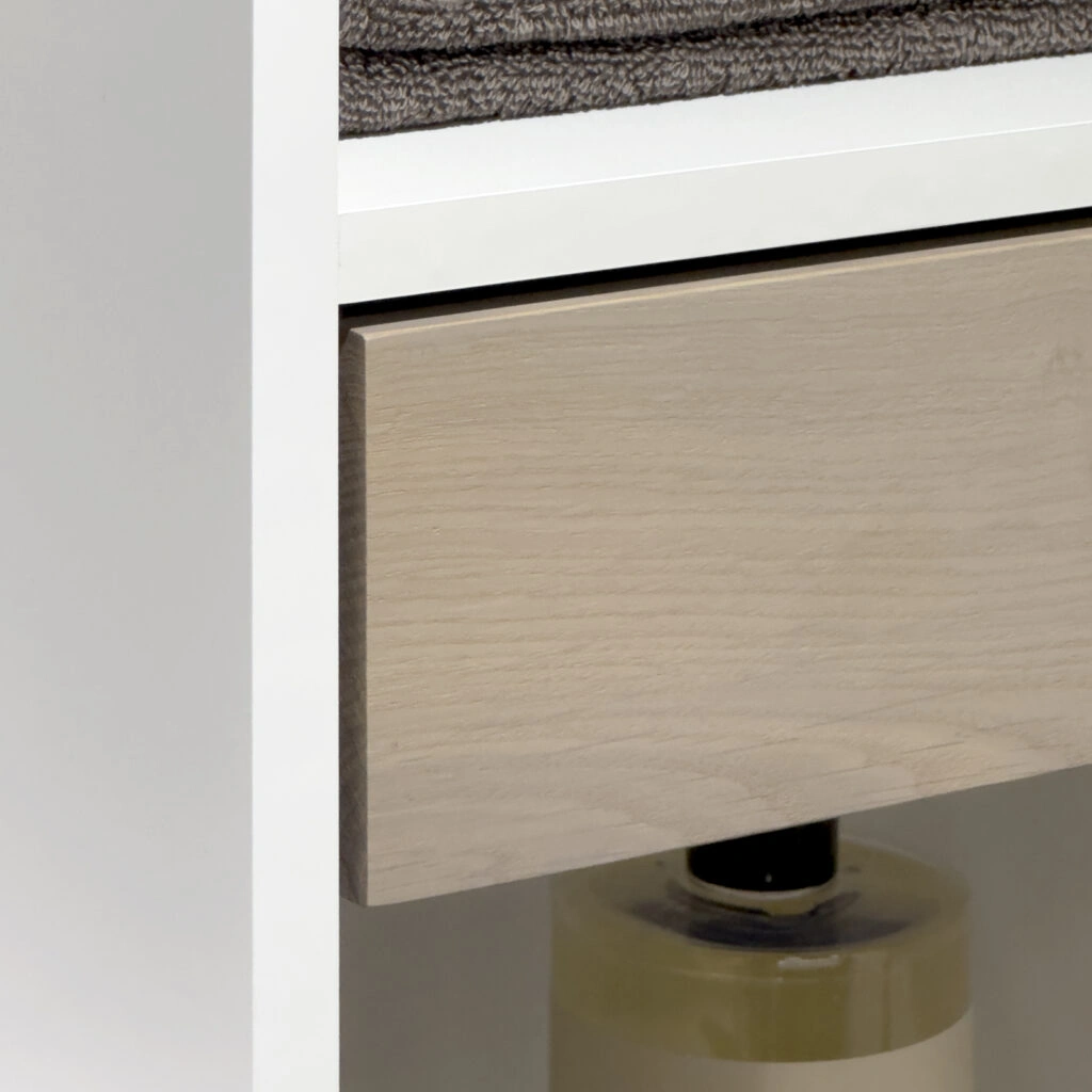 Piekaramais augstais skapis ar masīva ozola rokturiem un iekšējo atvilktni, AMBER grey stained oak